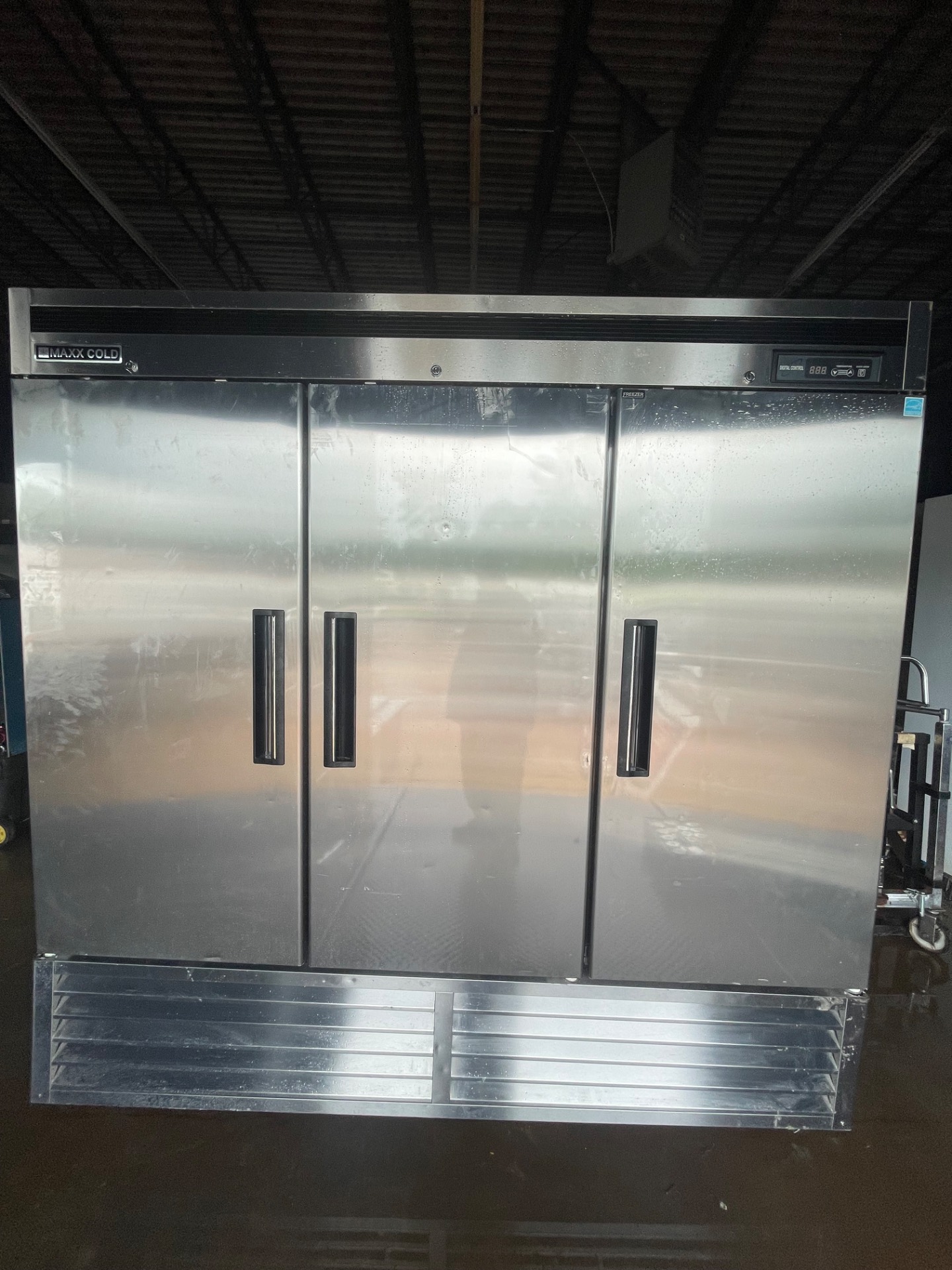 Maxx Cold MCF-72FDHC Commercial Freezer 3-Door – Good