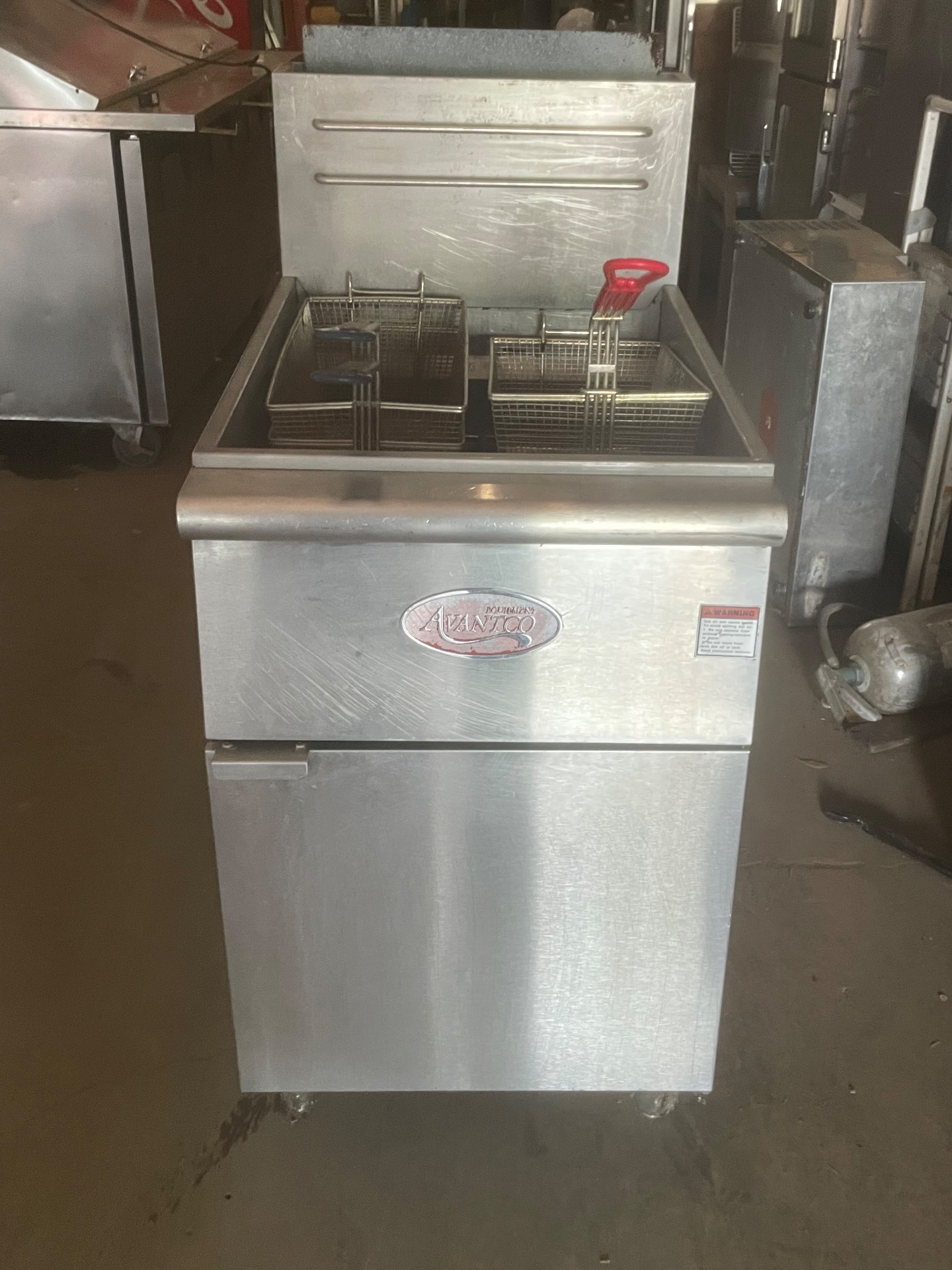 Avantco FF18-N Gas Commercial Deep Fryer - Fair Condition